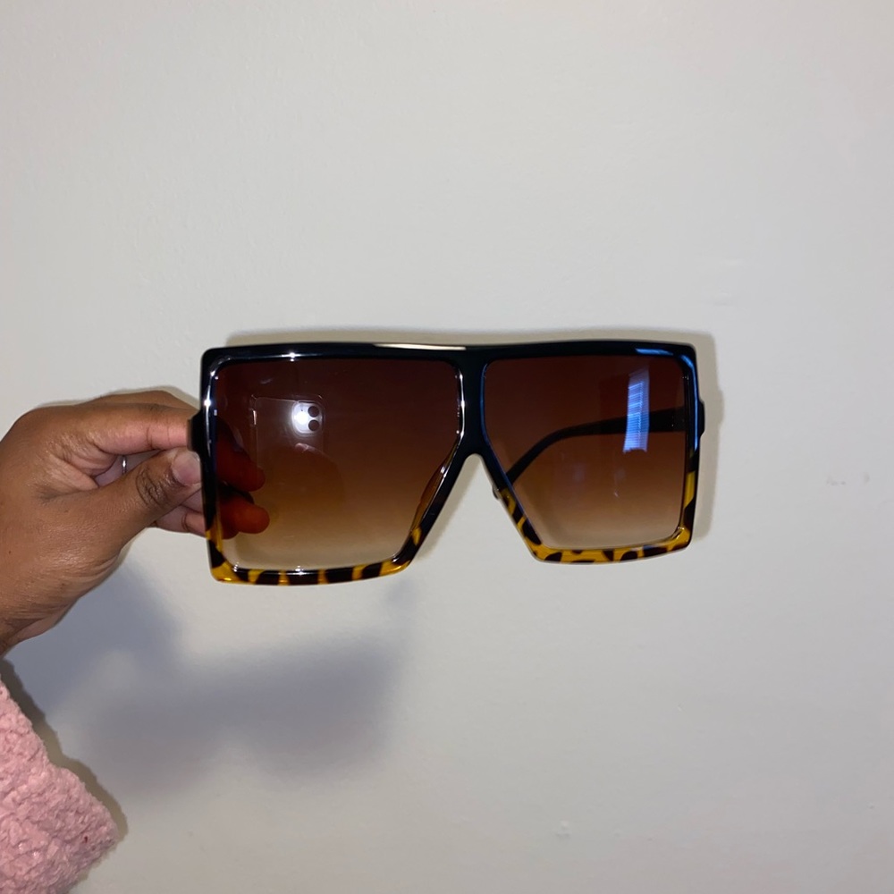 Leopard shades w/ black top rim